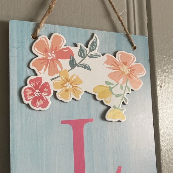 NWT Beautiful Blue & Pink Wooden- L🌸VE Grows Here- Vertical Floral Decor Sign - Picture 7 of 16